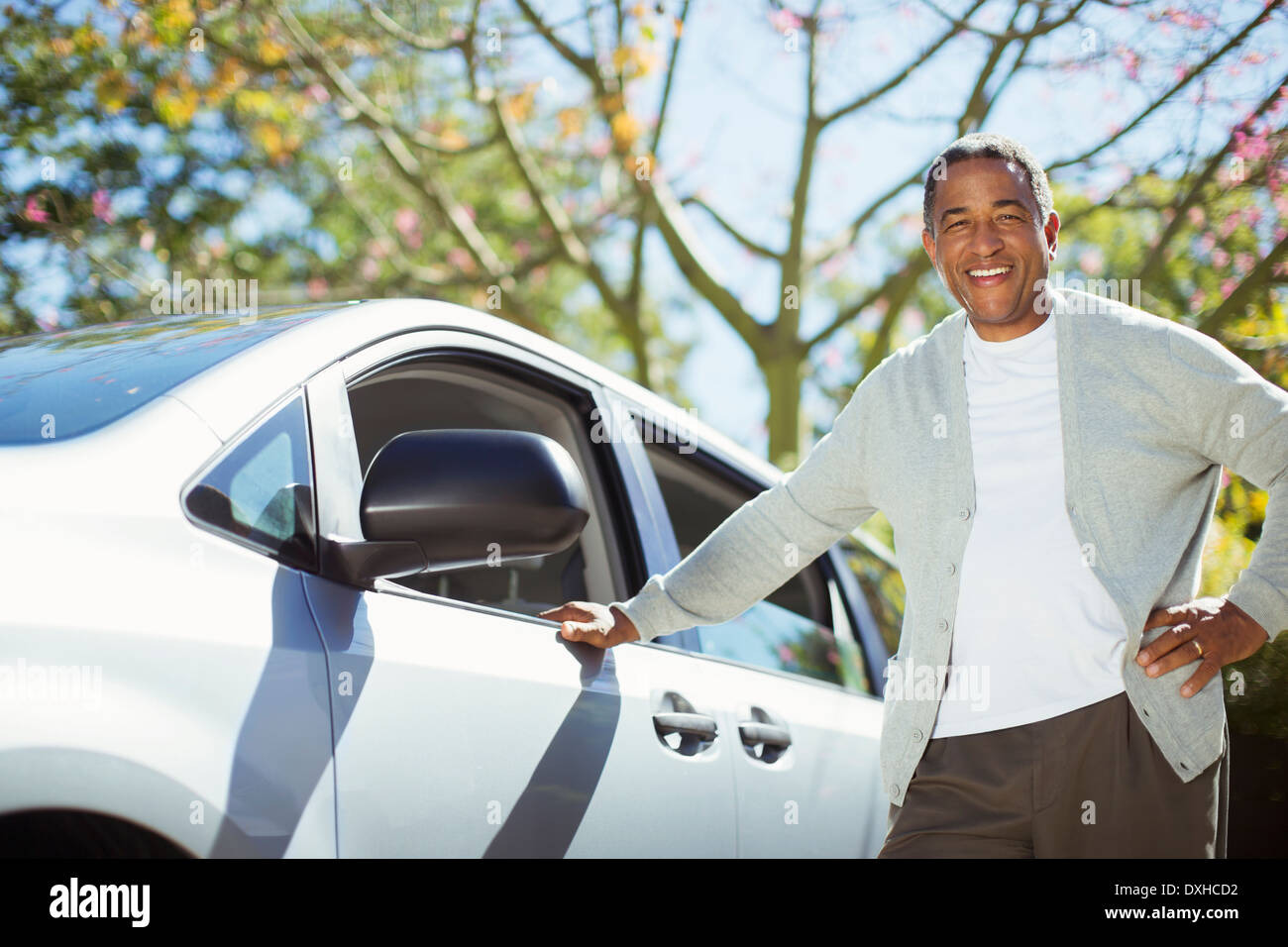 Porträt von zuversichtlich senior woman Auto gelehnt Stockfoto