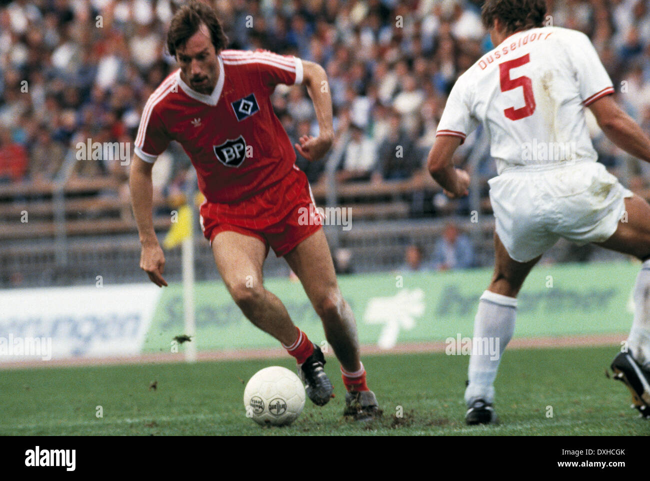 Fußball, Bundesliga, 1983/1984, Rheinstadion, Fortuna Düsseldorf gegen Hamburger SV 2:3, Szene des Spiels, Jürgen Groh (HSV) in Ballbesitz Stockfoto