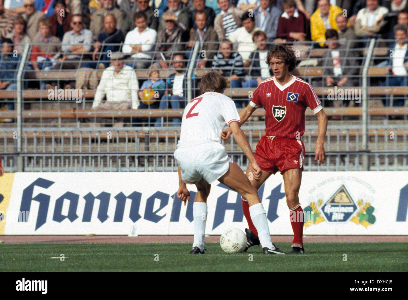 Fußball, Bundesliga, 1983/1984, Rheinstadion, Fortuna Düsseldorf gegen Hamburger SV 2:3, Szene des Spiels, Bernd Wehmeyer (HSV) in Ballbesitz Stockfoto