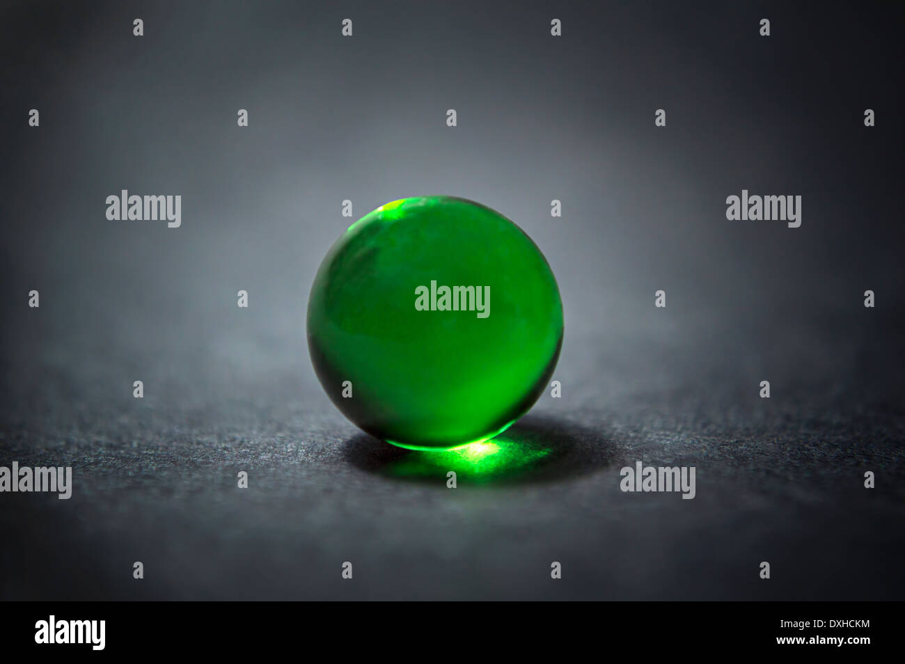 Nahaufnahme einer grünen Marmor Kugel mit Reflexion. Stockfoto