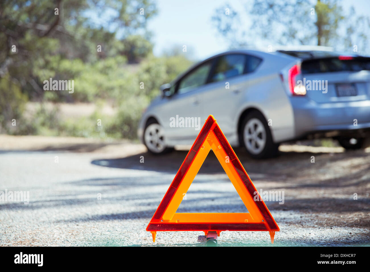 Auto am Straßenrand hinter Warndreieck Stockfoto