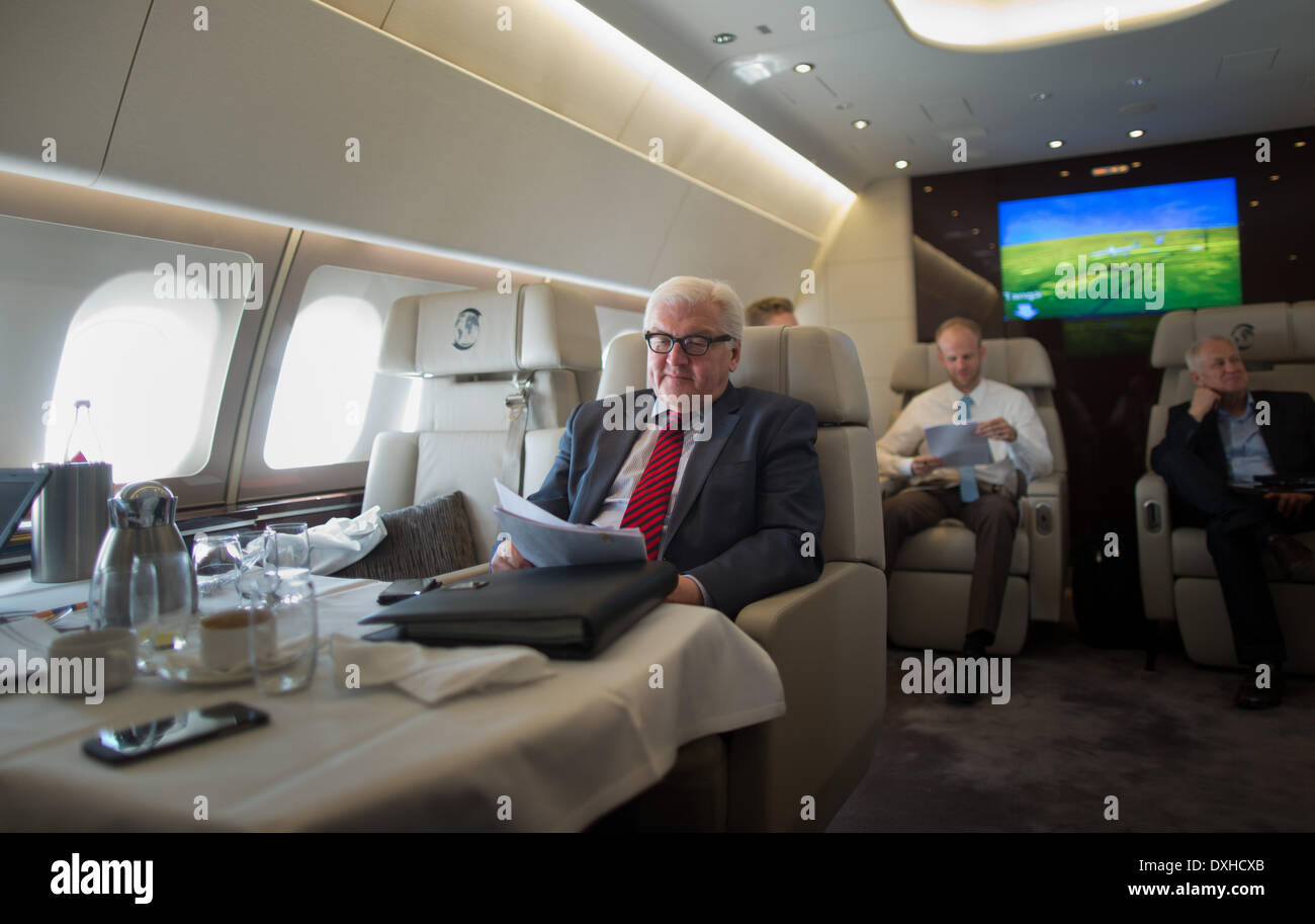 Daresalam, Tansania. 25. März 2014. Der deutsche Außenminister Frank-Walter Steinmeier liest Dokumente auf die Bundesregierung Airbus A340-300 "Konrad Adenauer" während des Fluges von Addis Abeba nach Daresalam, Tansania, 25. März 2014. Steinmeier hat in Addis Abeba länger zu bleiben, weil das Flugzeug der Regierung wegen Rauchentwicklung fortsetzen konnte. Steinmeiers nächster Halt bei seinem Besuch in Afrika ist Angola. Foto: MICHAEL KAPPELER/Dpa/Alamy Live News Stockfoto