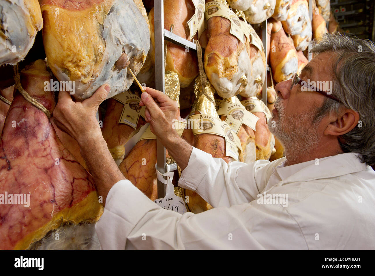 "Europa Italien Bergamo IBS Wurstfabrik in Azzano S Paul produziert Schinken '' Ca del Botto'' Val Seriana Ardesio den Inhaber der Heu Stockfoto