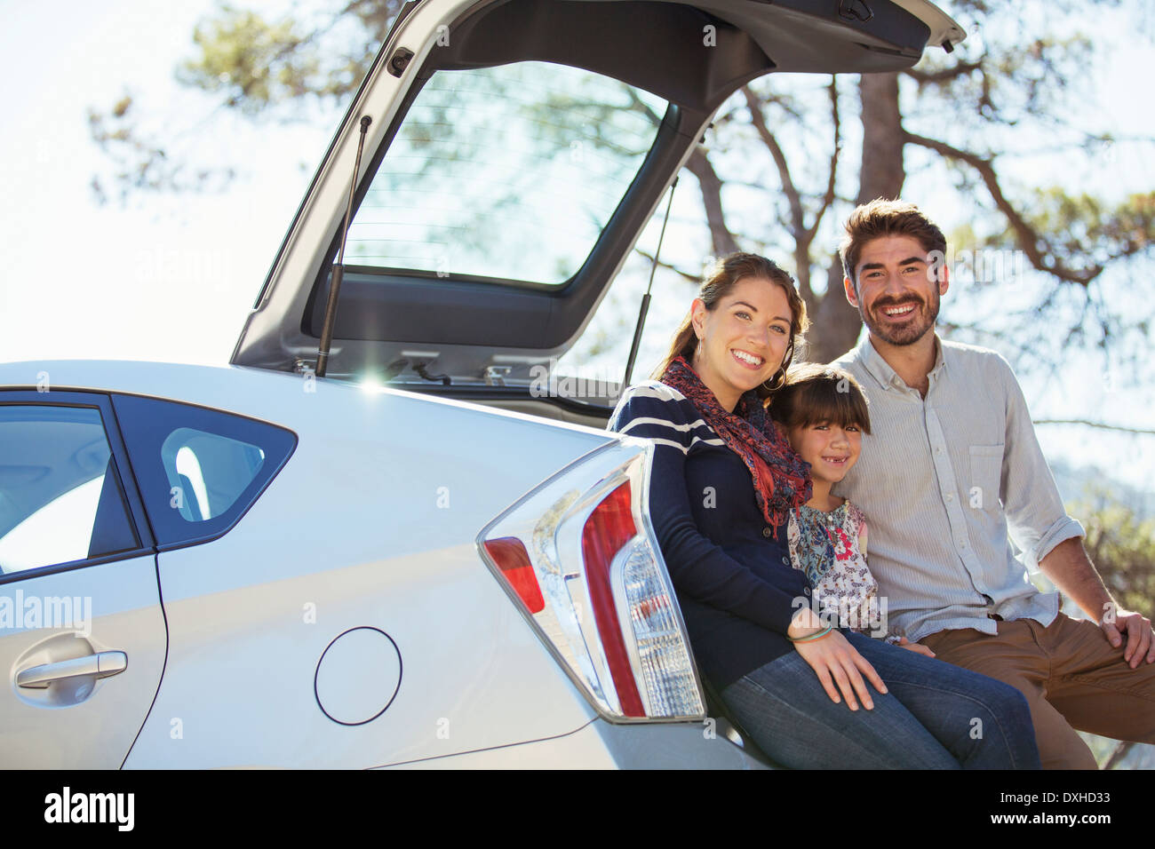 Porträt von happy Family im Rückseite Auto Stockfoto