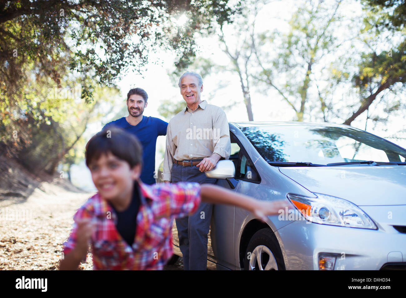 Generationsübergreifende Männer außerhalb Auto Stockfoto