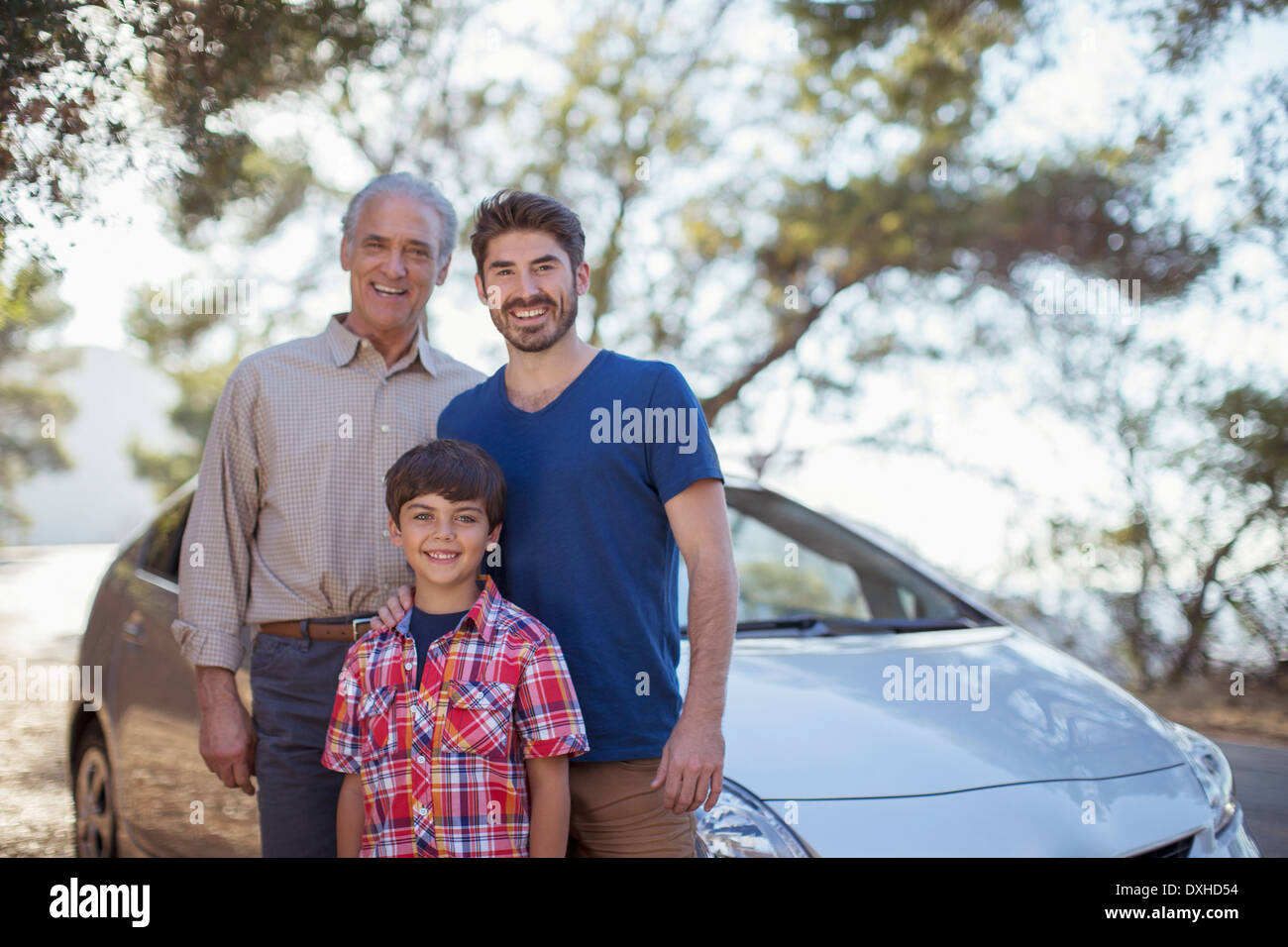 Porträt des mehr-Generationen-Männer außerhalb Auto Stockfoto