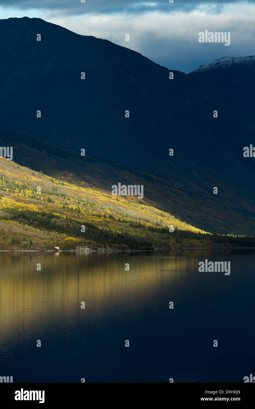 eine späte Welle des Sonnenlichts auf Tutshi Lake, British Columbia, Kanada Stockfoto