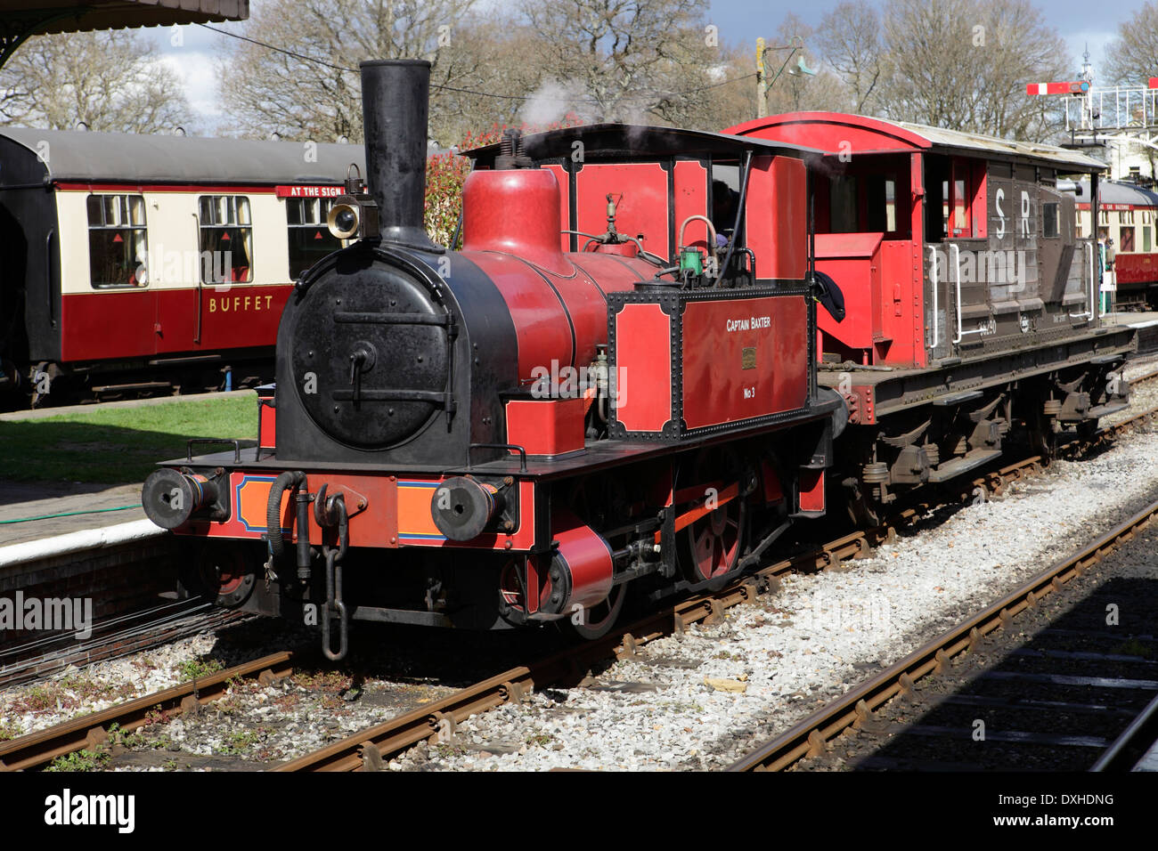 0-4-0 Dampf-Lokomotive "Captain Baxter" mit südlichen Wachen/Bremse van Horsted Keynes Station, Bluebell Railway Stockfoto