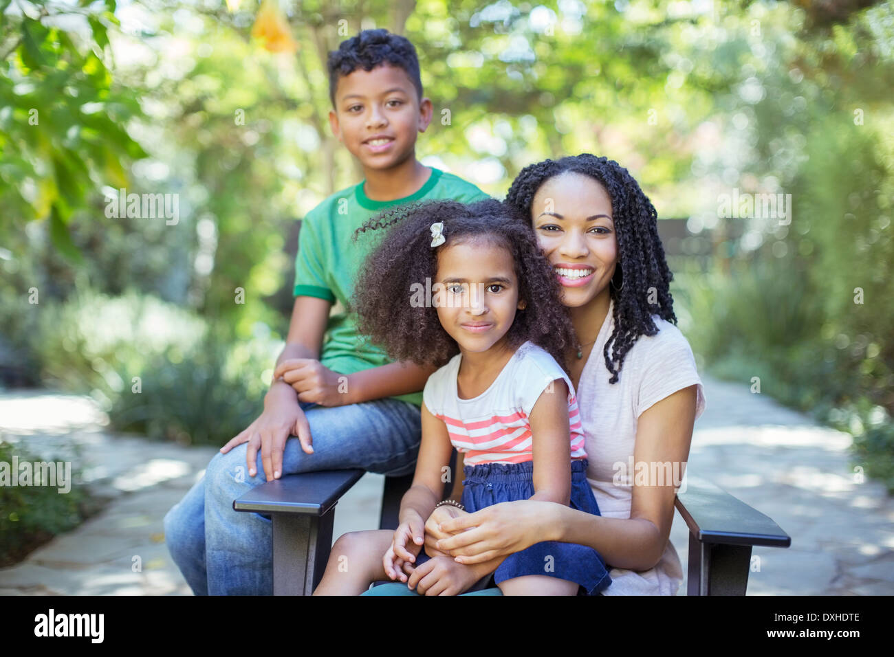 Porträt des Lächelns, Mutter und Kinder im freien Stockfoto