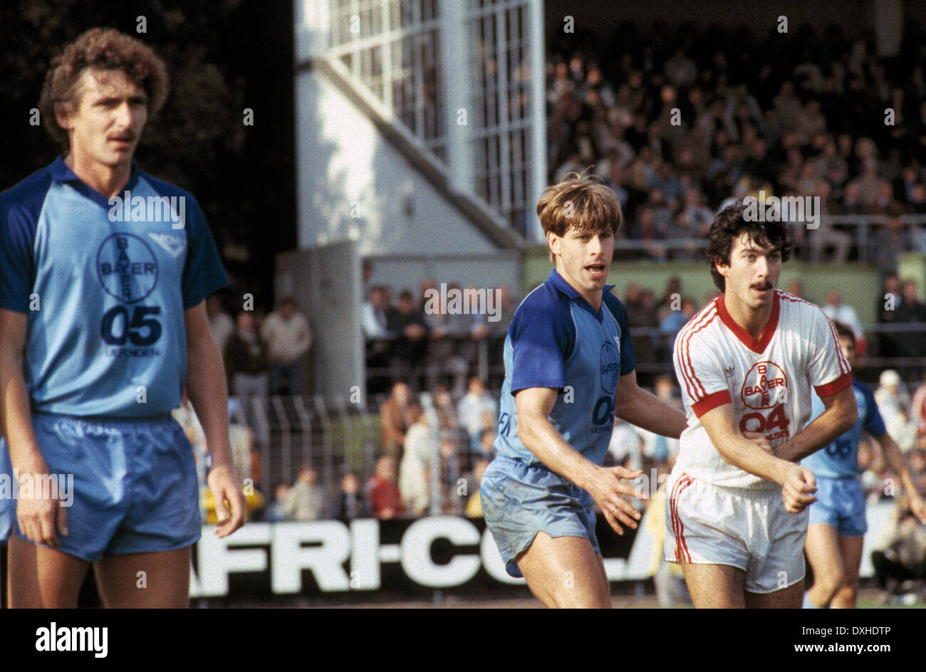 Fußball, Bundesliga, 1983/1984, Grotenburg Stadion, FC Bayer 05 Uerdingen gegen Bayer 04 Leverkusen 2:1, Szene des Spiels, v.l.n.r.: Norbert Hofmann (Uerdingen), Norbert Brinkmann (Uerdingen), Herbert Waas (Leverkusen) Stockfoto