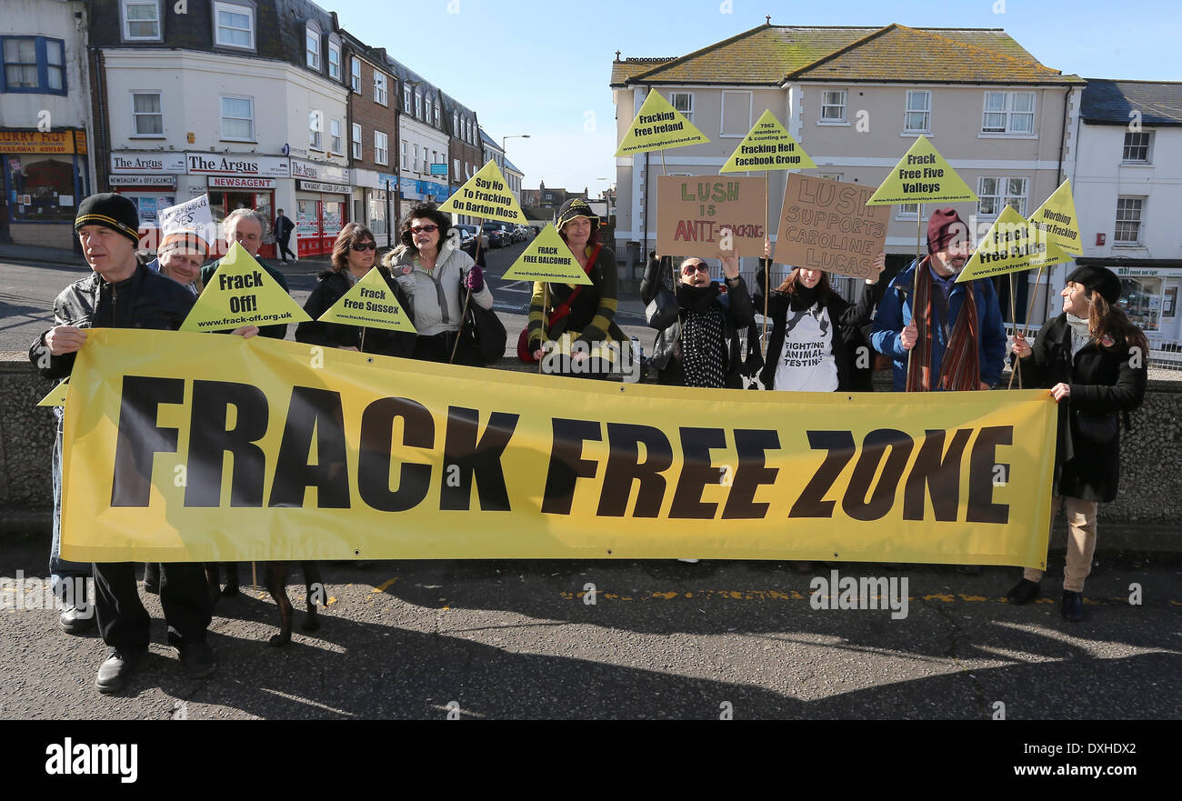 Anti-Fracking Demonstranten vor Gericht außerhalb Brighton Magistraten für Green MP Caroline Lucas Testversion. Stockfoto