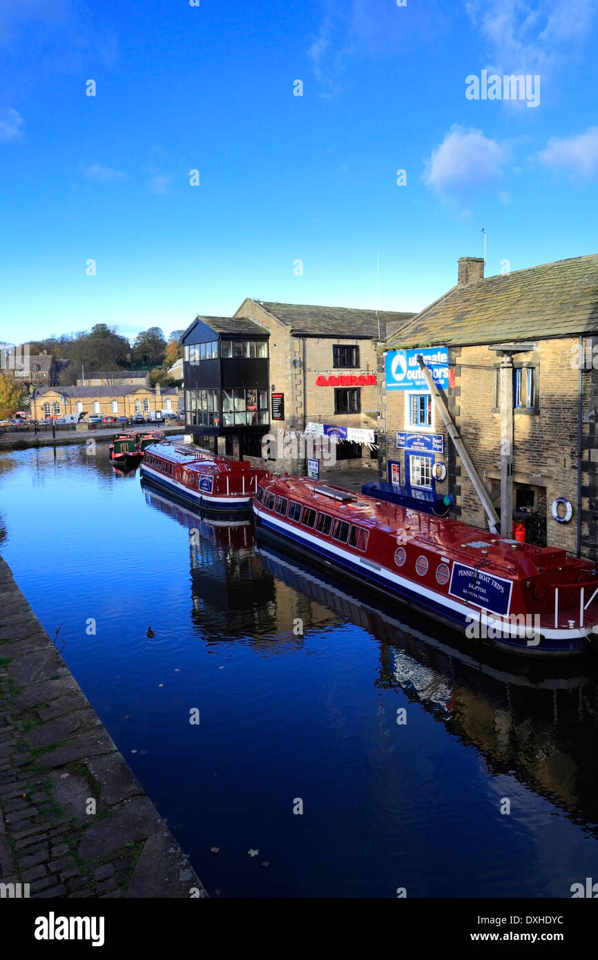 Narrowboats auf den Leeds und Liverpool Canal in den Markt Stadt Skipton, North Yorkshire, England, UK Stockfoto