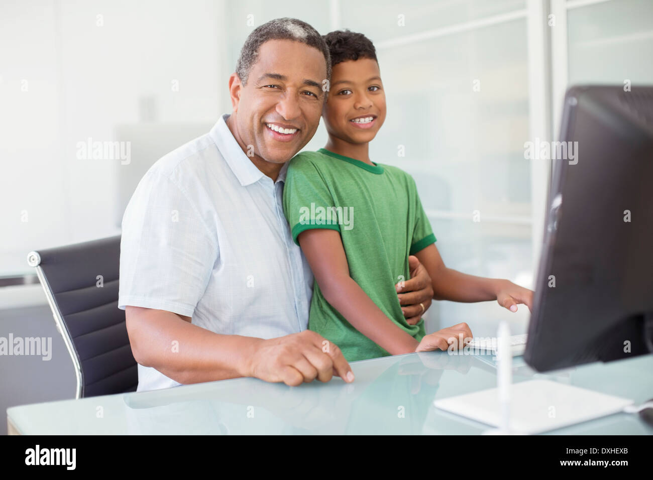 Porträt von lächelnden Großvater und Enkel am computer Stockfoto