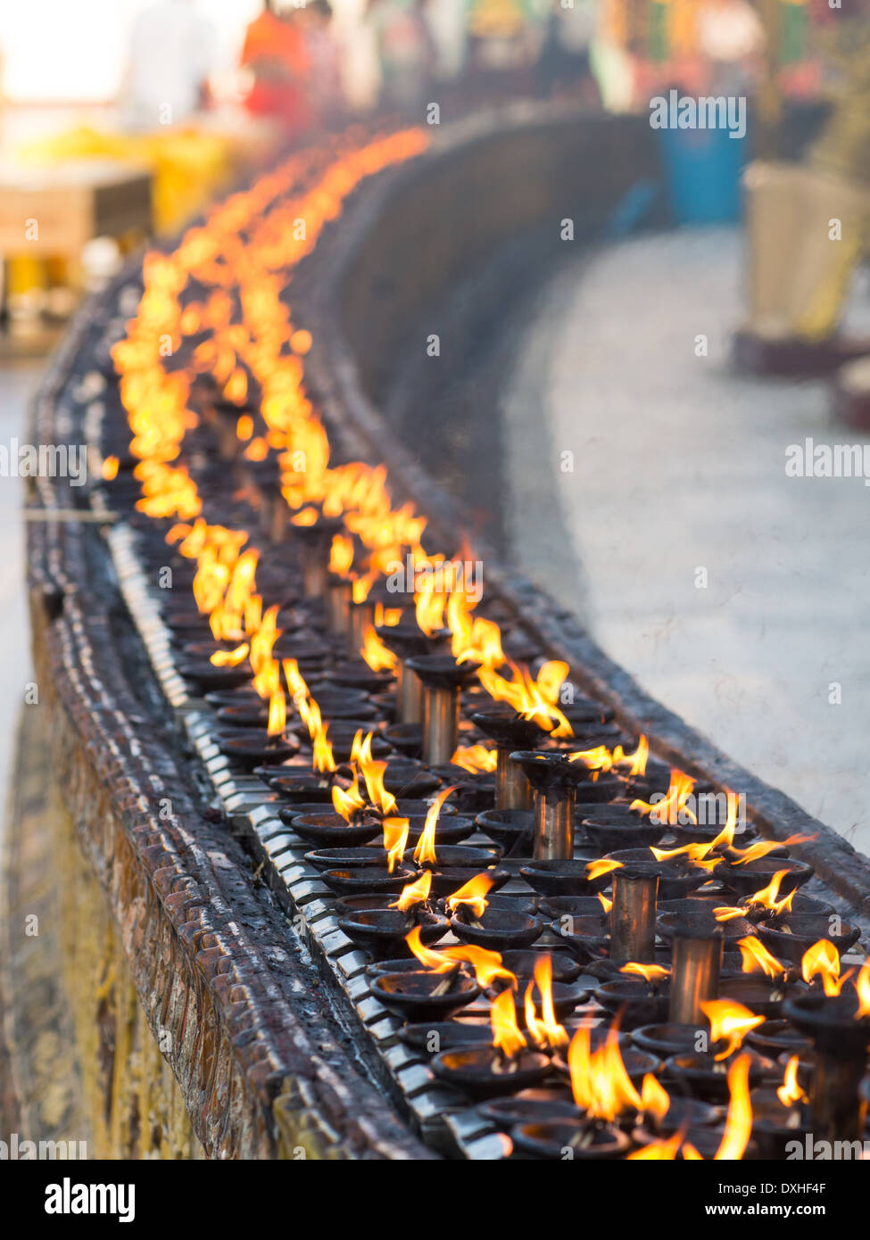 Brennendes Öl-Lampen in der Shwedagon-Pagode in Yangon, die Hauptstadt der Republik der Union von Myanmar. Geringe Schärfentiefe. Stockfoto