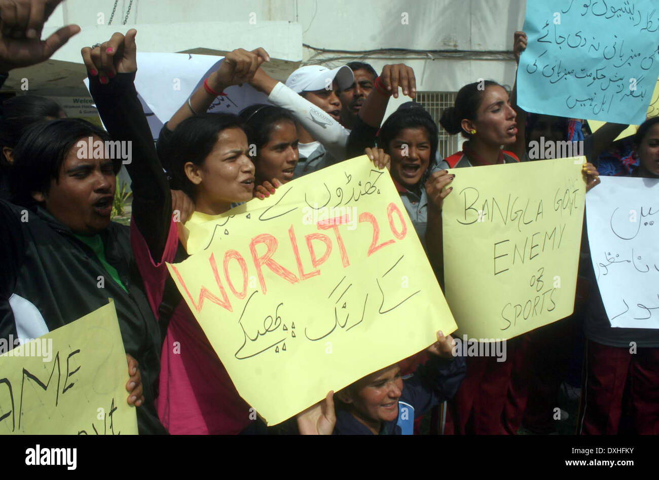 Frauen-Hockey-Spieler protestieren gegen Anti-Pakistan-Haltung der Regierung von Bangladesch, wie Haseena Wajid Schwingen der jede andere Flagge von Bangladesch Anhängern während der laufenden T20 World Cup 2014 während der Demonstration am PHF in Karachi auf Mittwoch, 26. März 2014 verboten hat. Stockfoto