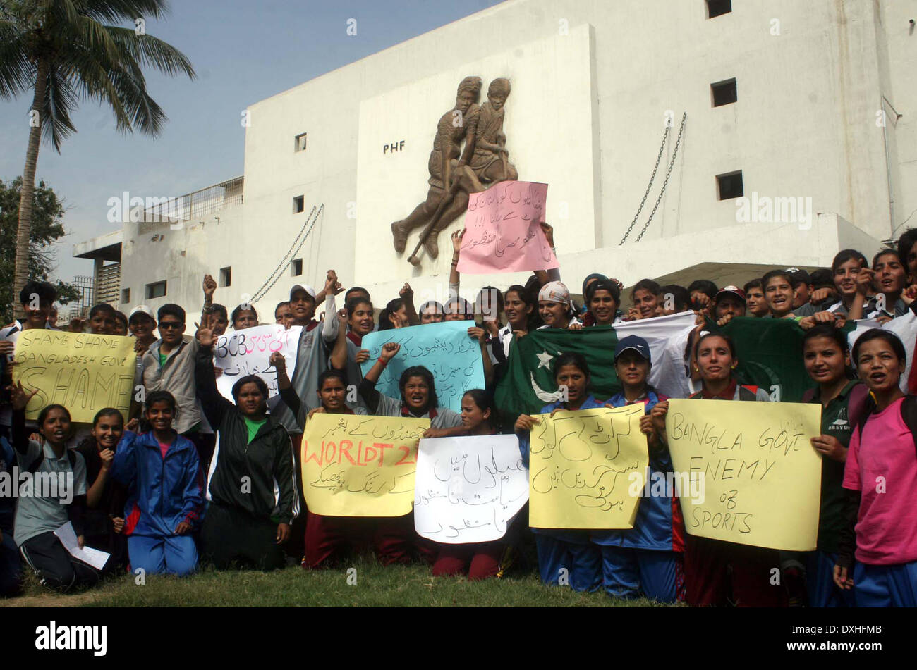 Frauen-Hockey-Spieler protestieren gegen Anti-Pakistan-Haltung der Regierung von Bangladesch, wie Haseena Wajid Schwingen der jede andere Flagge von Bangladesch Anhängern während der laufenden T20 World Cup 2014 während der Demonstration am PHF in Karachi auf Mittwoch, 26. März 2014 verboten hat. Stockfoto