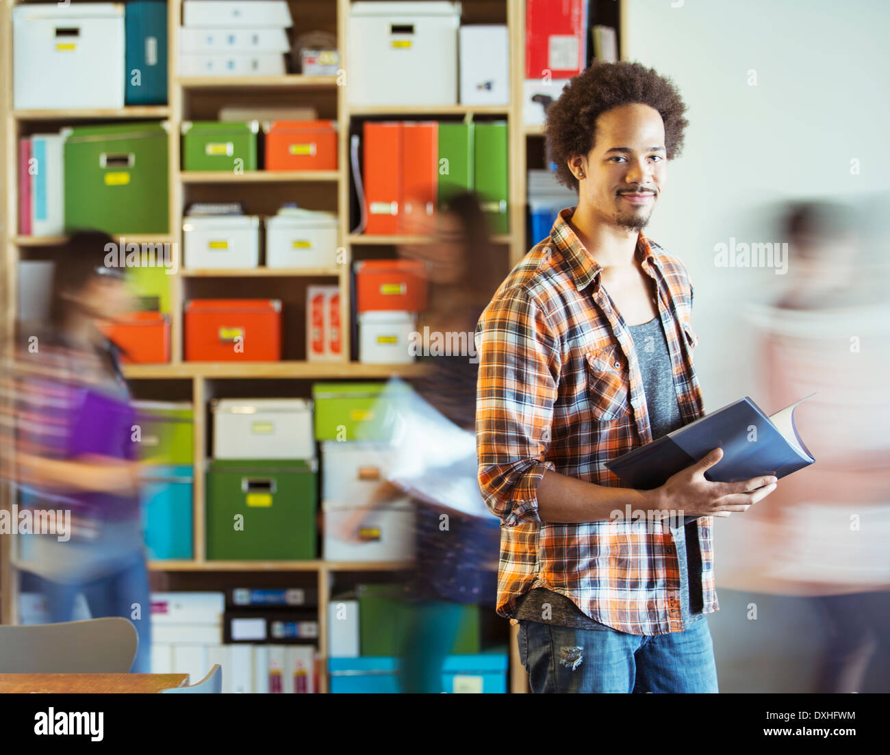 Porträt der lässige Geschäftsmann mit Rauschen im Hintergrund durch Mitarbeiter Stockfoto