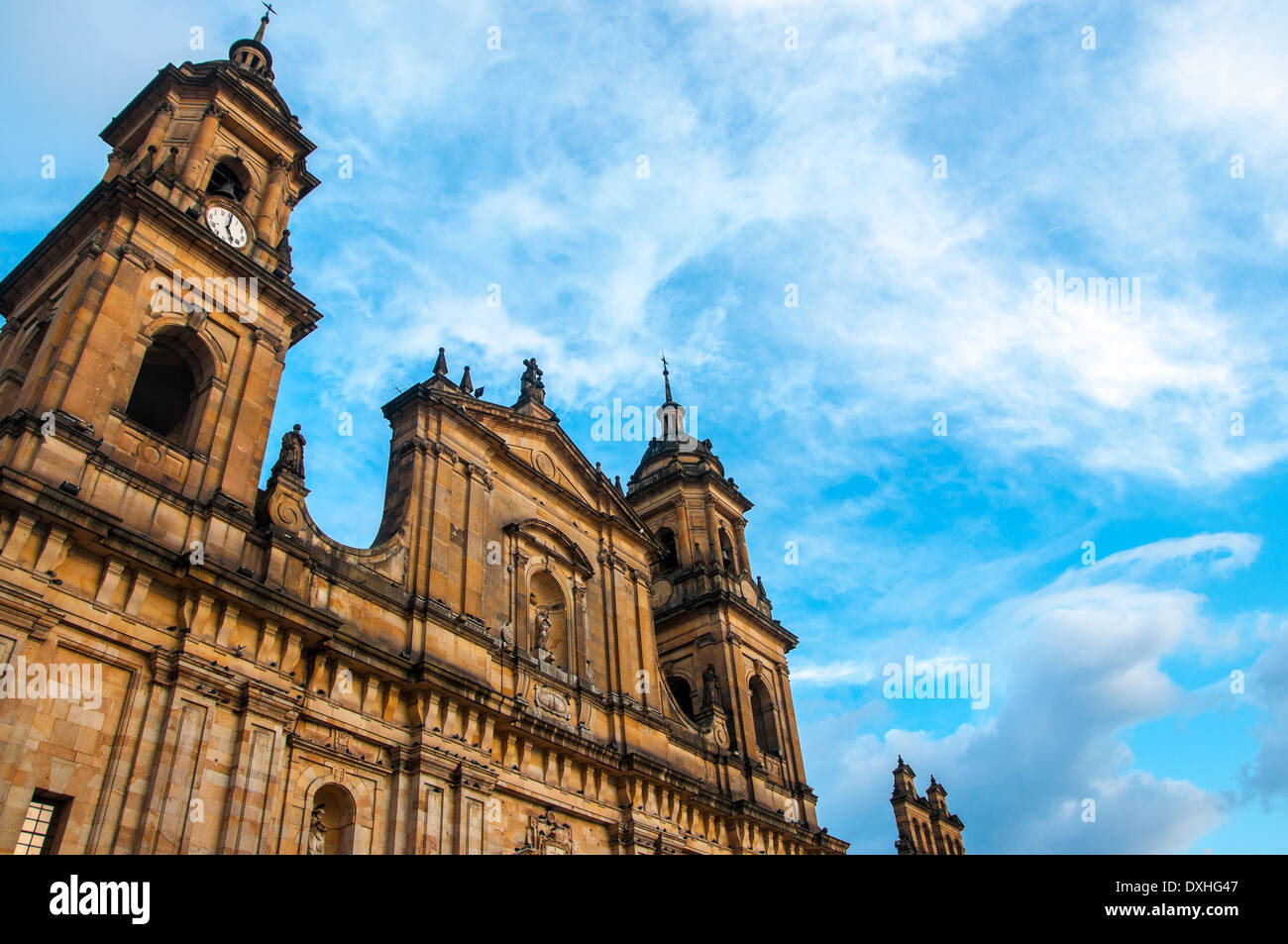 Die Vorderseite der Kathedrale in Bogota, Kolumbien mit einem blauen Himmel dahinter. Stockfoto