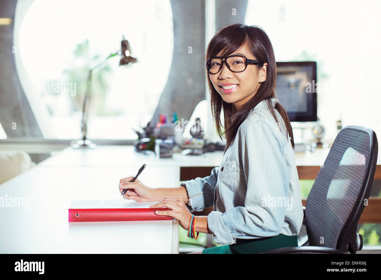 Porträt von zuversichtlich Geschäftsfrau arbeiten am Schreibtisch Stockfoto