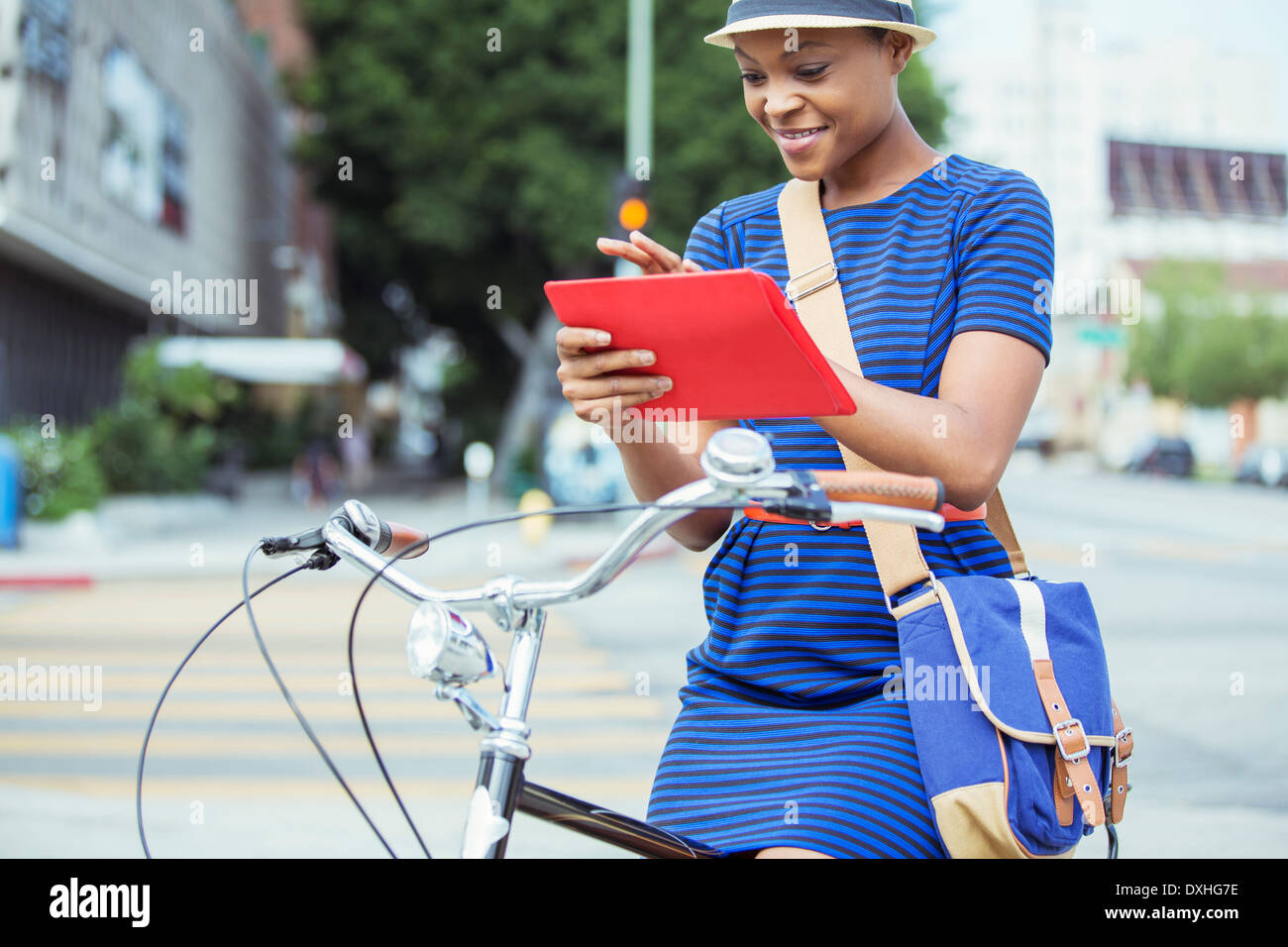 Lässige Geschäftsfrau mit digital-Tablette mit dem Fahrrad auf der urban street Stockfoto