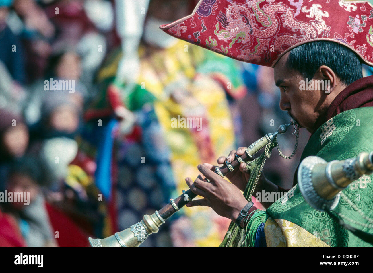 Ladakh japanischen Mönch Klarinette Spieler rote Seide traditionelle Kopfstück Messing Klarinette Menge Hintergrund Sonnenschein Stockfoto
