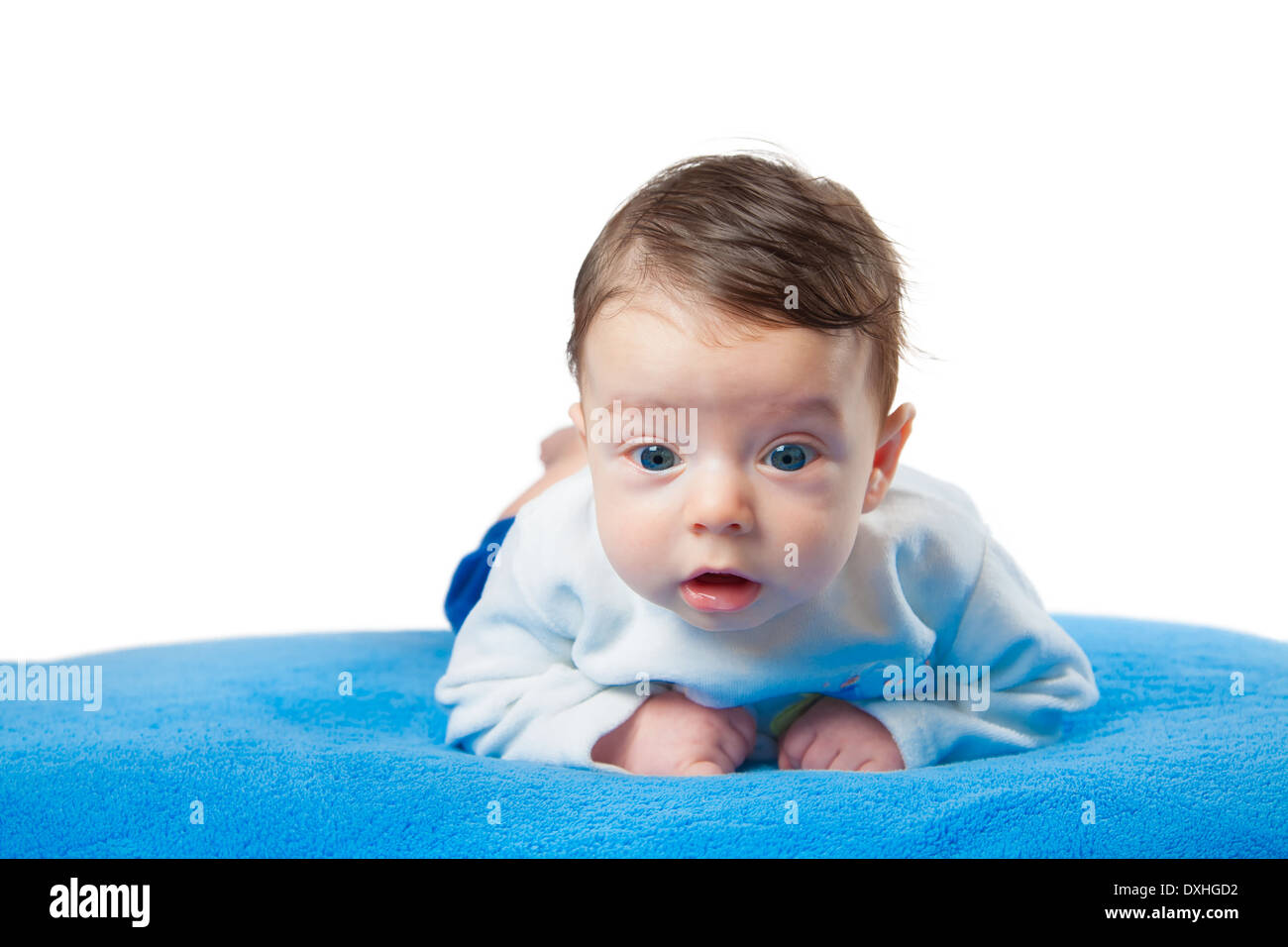 Schöne Baby Junge saß auf seinem Bauch auf blaue Decke Stockfotografie -  Alamy
