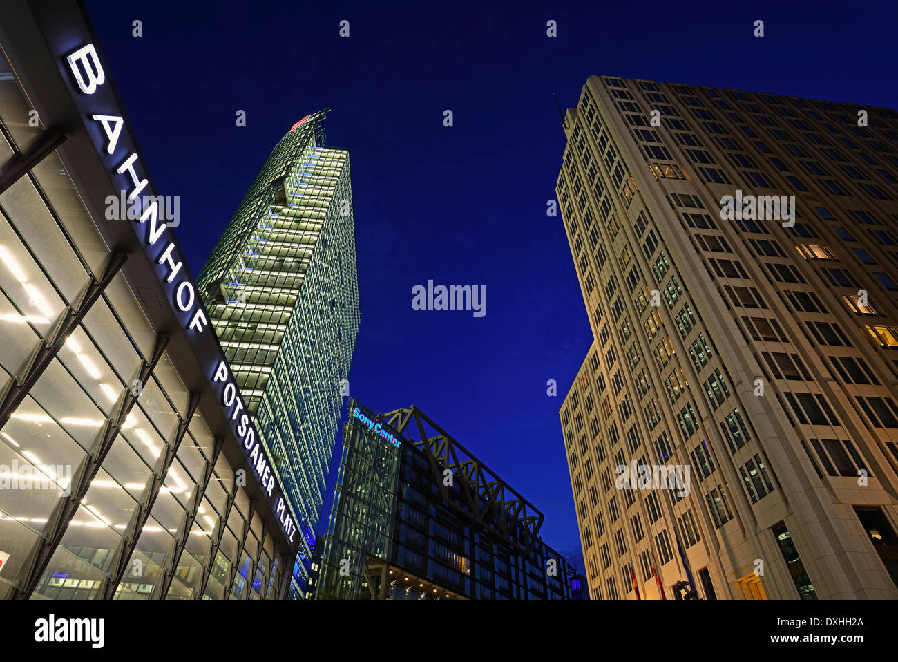 Eingang zum Bahnhof station Bahnturm Turm Beisheim Center mit quadratischen Mitte Ritz Carlton Hotel Potsdamer Platz Berlin-Berlin Stockfoto