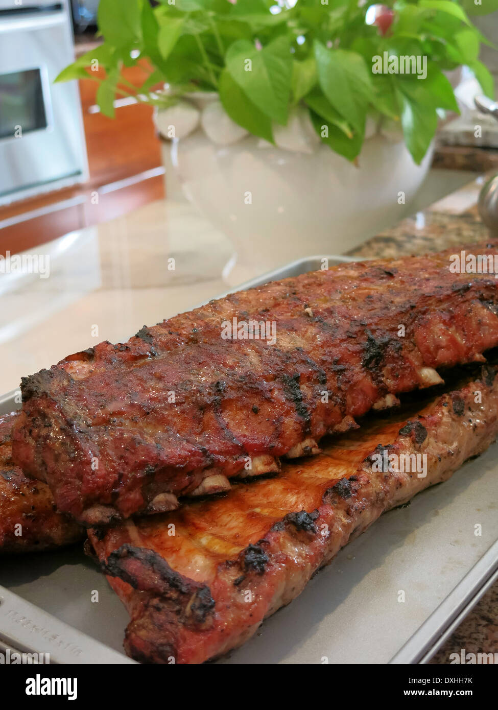 Racks mit gegrillten Baby zurück Schweinerippchen, ruht auf Cutting Board, USA Stockfoto