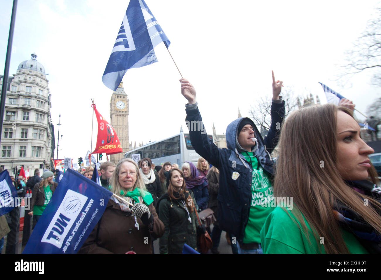 Westminster London, UK. 26. März 2014.  Mitglieder der (Mutter) National Union of Teachers inszenieren eine eines Tages Ausstand, die Tausende von Schulen in ganz England Wales geschlossen als Lehrer Rallyes im Zentrum von London trat zu protestieren über Pay Renten und Arbeitsbedingungen und Regierung Credit Kürzungen: Amer Ghazzal/Alamy Live-Nachrichten Stockfoto