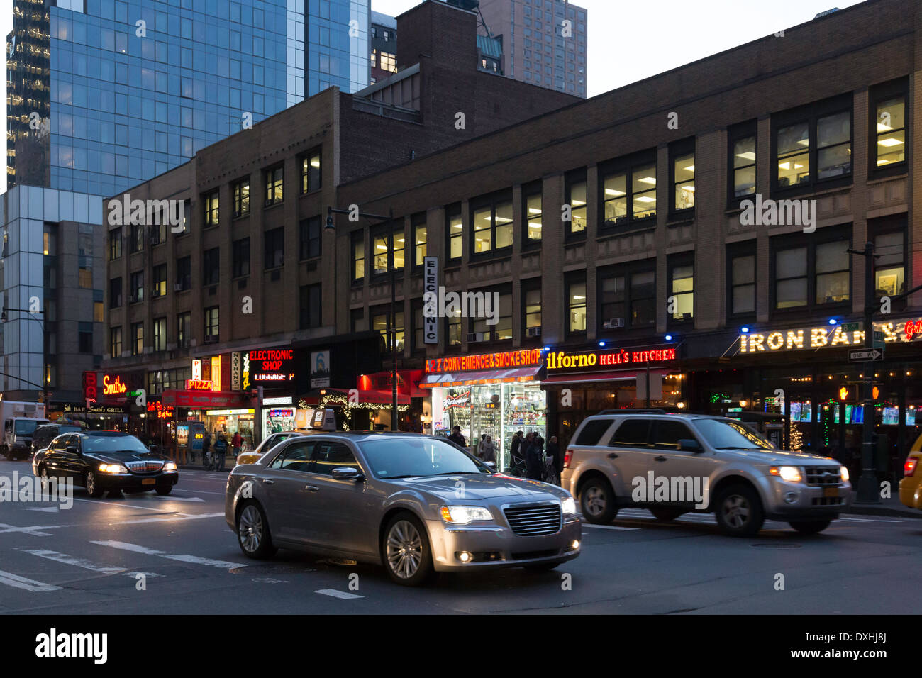 Verkehr und Straßenszene in der Abenddämmerung, 8th Avenue nahe dem Times Square, New York, USA Stockfoto