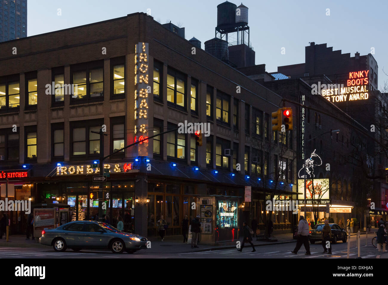 Straßenszene in der Abenddämmerung, 8th Avenue nahe dem Times Square, New York, USA Stockfoto