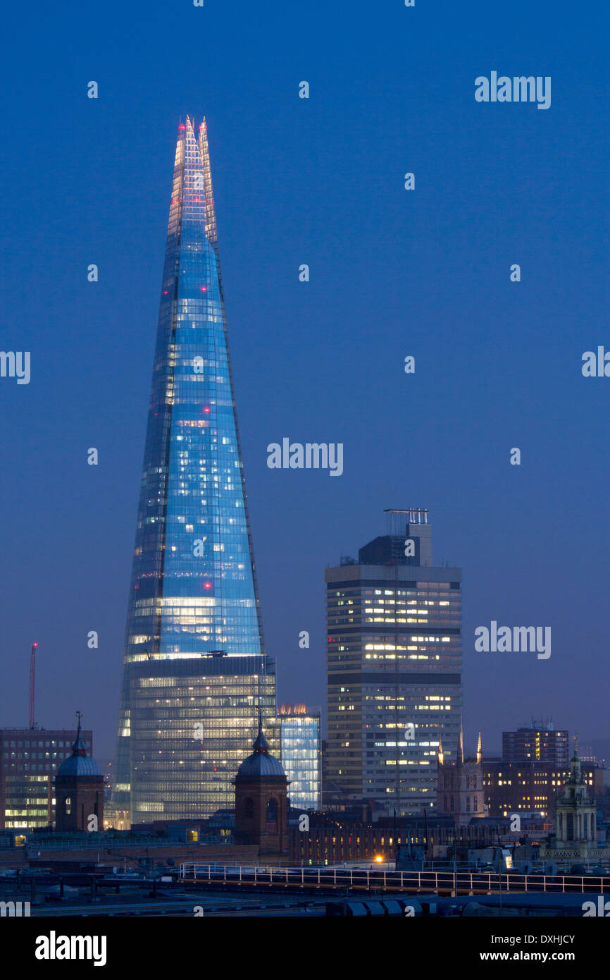 Die Scherbe in der Nacht gesehen von der Stadt mit Southwark Cathedral in der unteren rechten Ecke des Rahmens gesehen in der Nacht London England UK Stockfoto