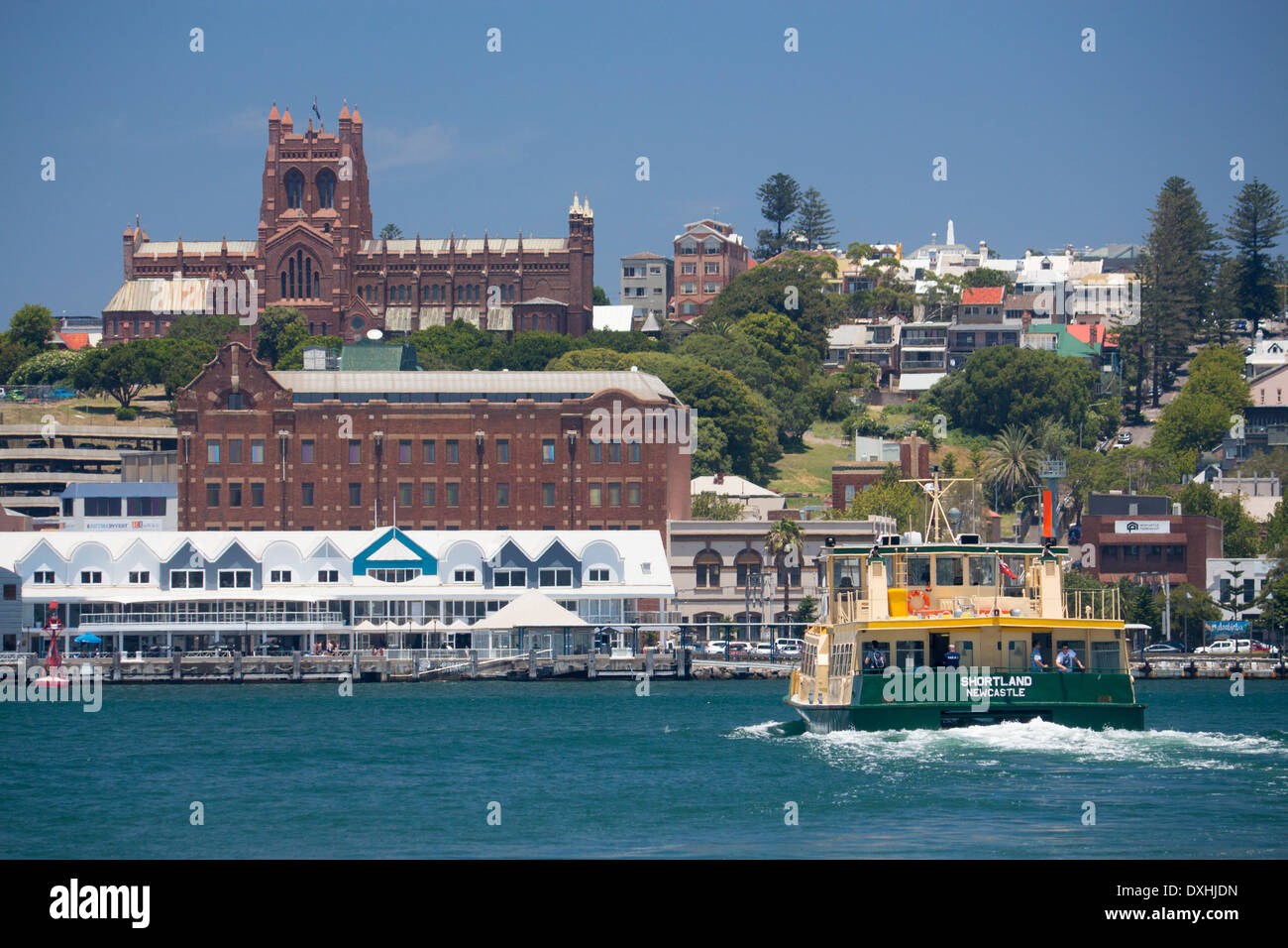 Newcastle Stadt am Wasser und die Skyline mit Christ Church Cathedral am Hügel oberhalb und Fähre nähert sich New South Wales Australien Stockfoto