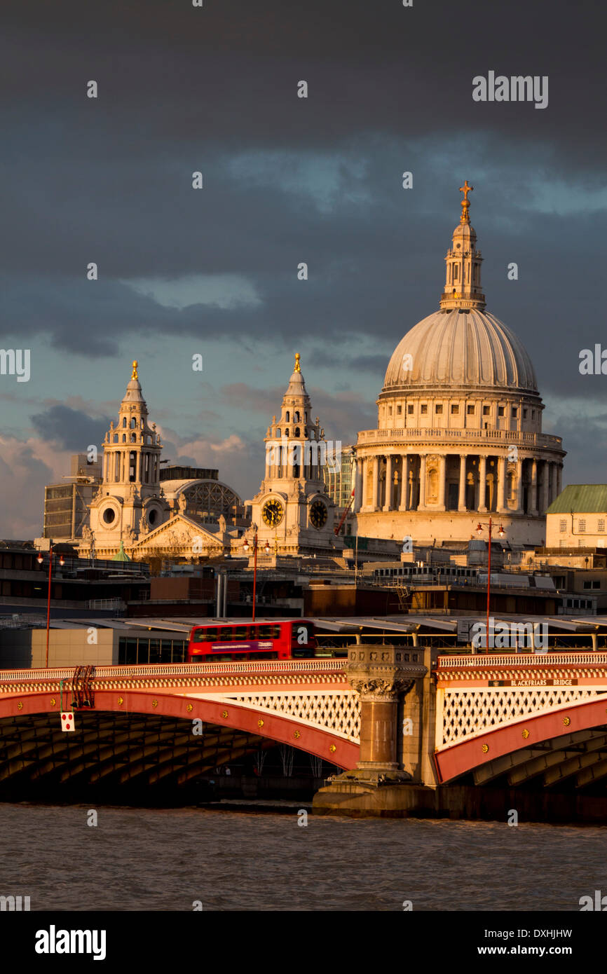 St. Pauls Cathedral von South Bank Blick über Themse Blackfriars Bridge mit dramatischen dunklen Himmel London England UK Stockfoto