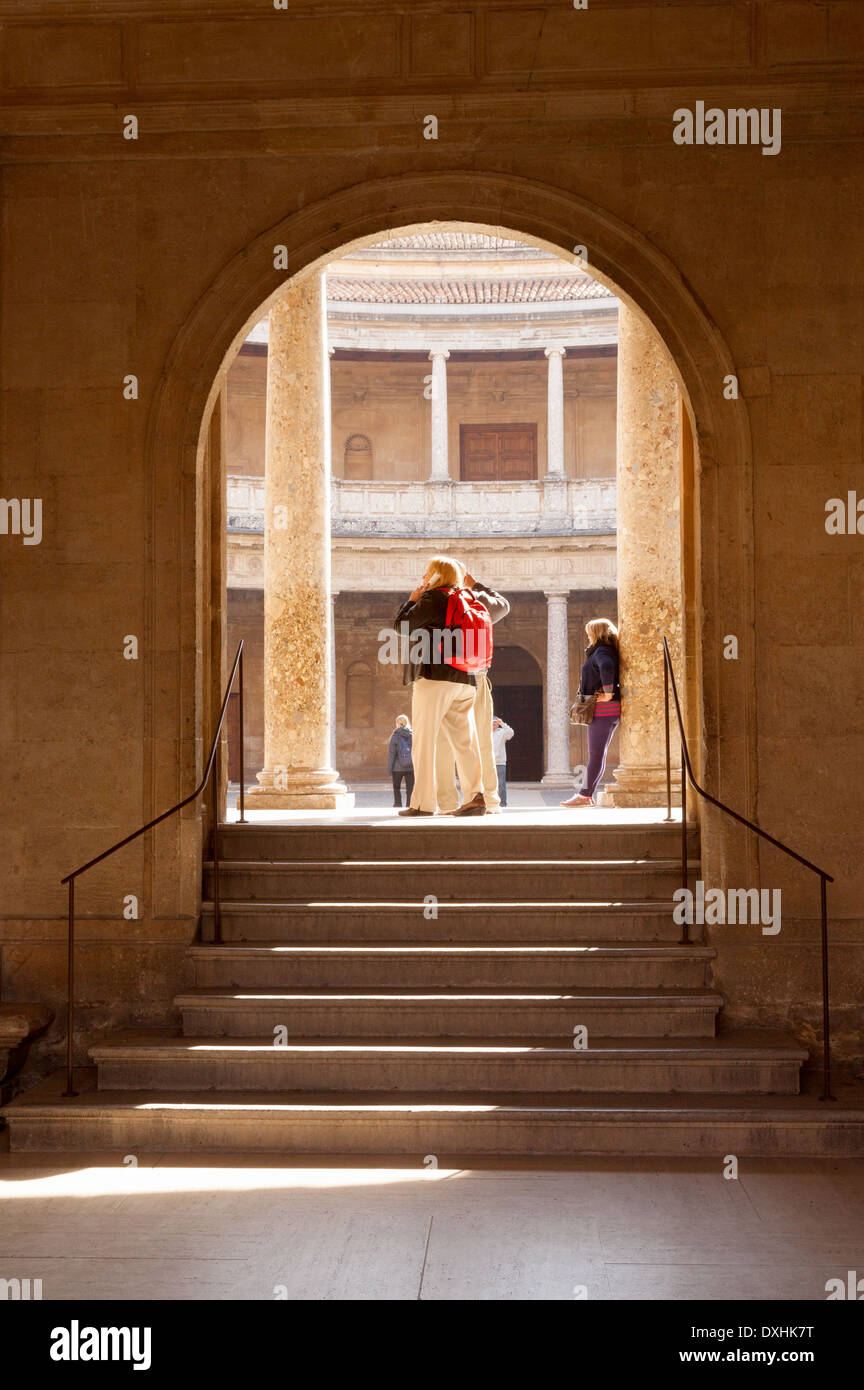 Menschen, die durch einen Bogen, der Palacio de Carlos V, Alhambra Palast Granada Andalusien Spanien Europa gesehen Stockfoto