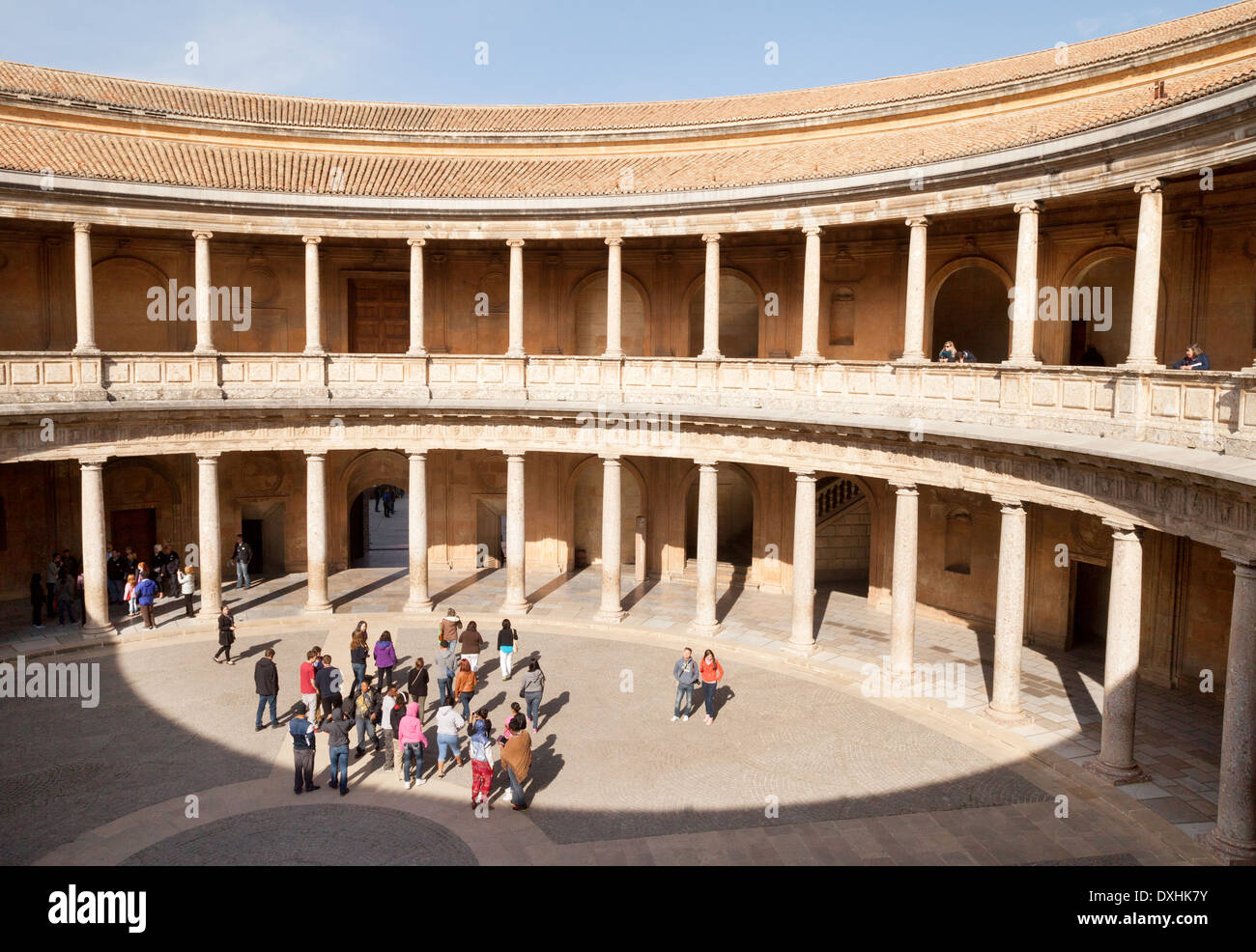 Menschen im Inneren des Palacio de Carlos V (Palast von Charles V