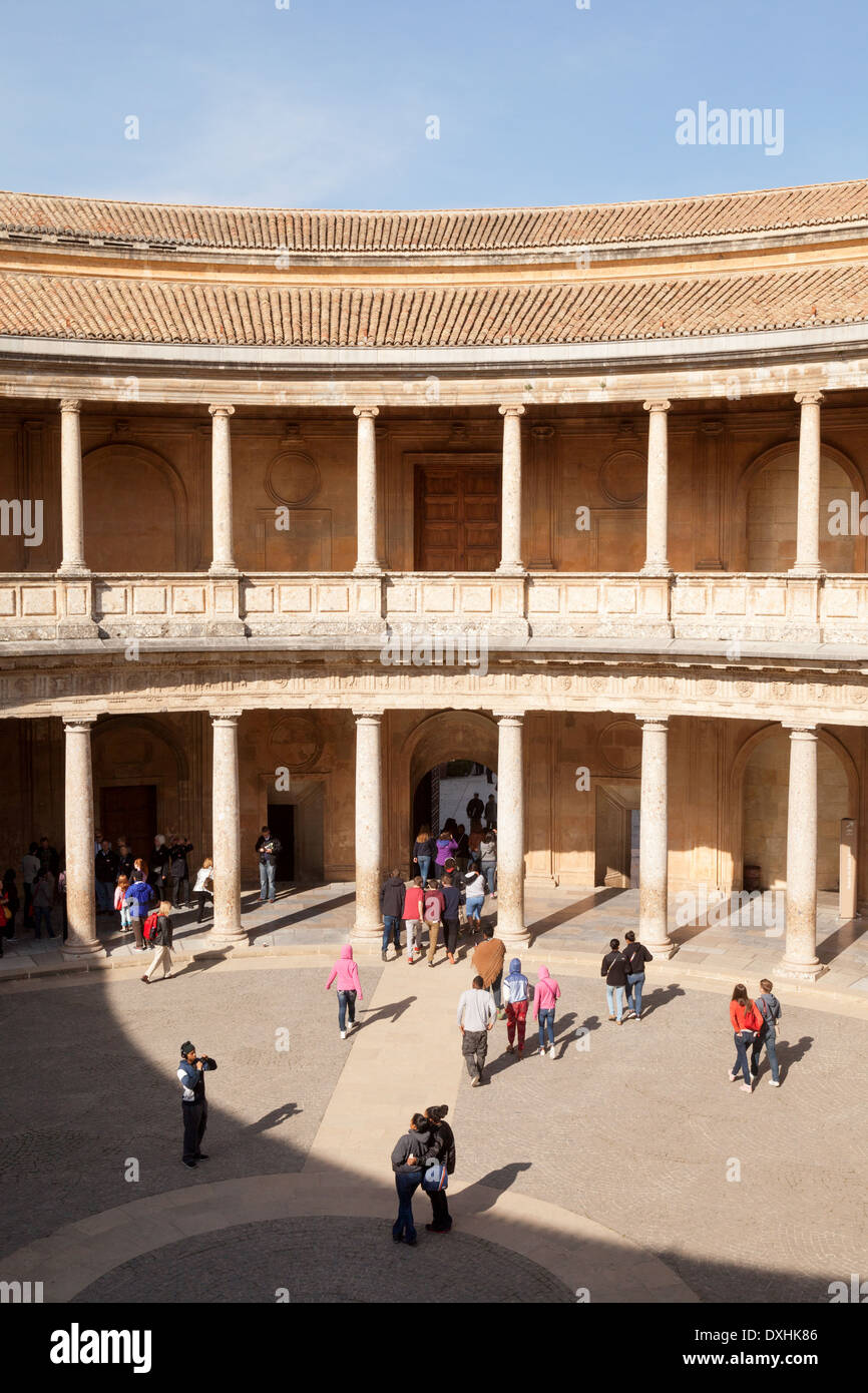 Besucher, die das Innere des Palacio de Carlos V (Palast von Charles V), Alhambra-Palast, Granada, Andalusien, Spanien Stockfoto