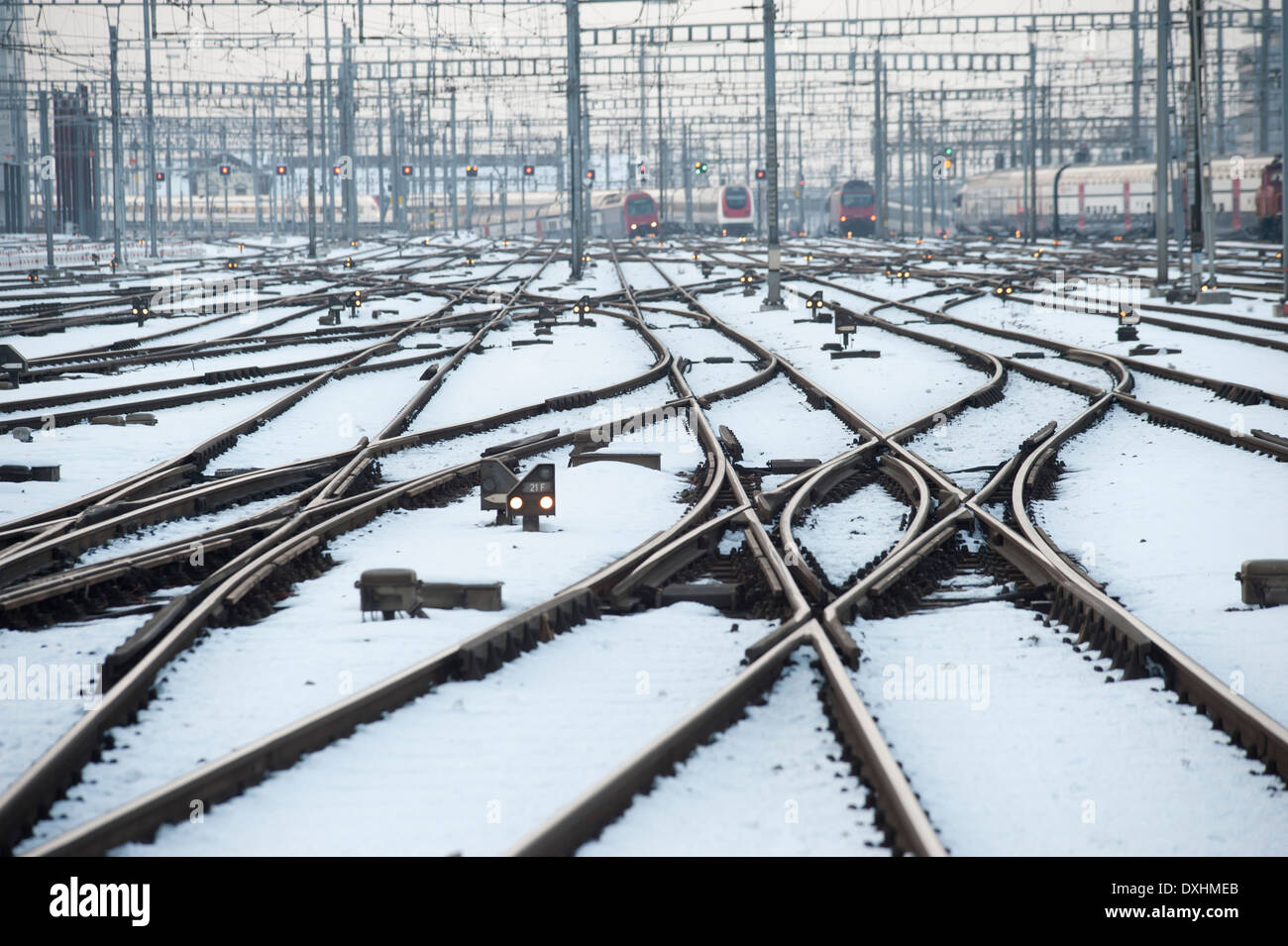 Eisenbahnschienen und Kreuzungen sind bedeckt mit Eis und Schnee am  Hauptbahnhof Zürich, Schweiz Stockfotografie - Alamy