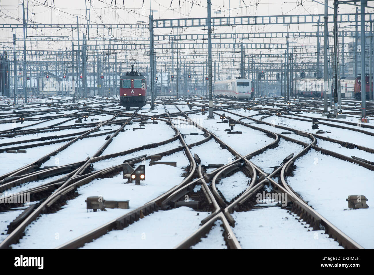 Eisenbahnschienen und Kreuzungen sind bedeckt mit Eis und Schnee am  Hauptbahnhof Zürich, Schweiz Stockfotografie - Alamy