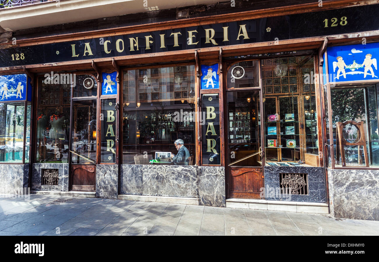 La Confitería Bar mit Schild auf der anderen Seite, Barrio El Raval, Barcelona, Spanien. Stockfoto