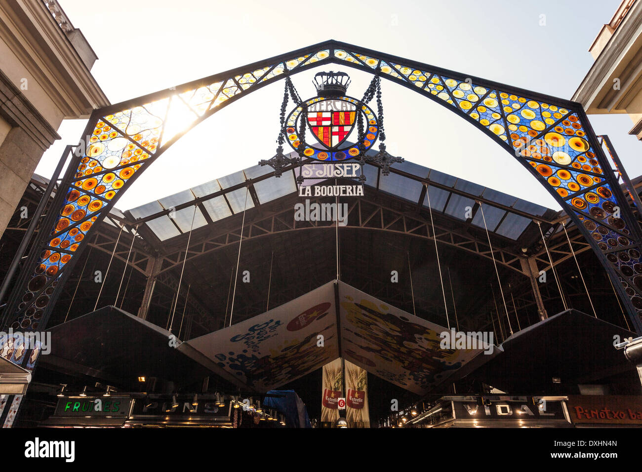 Low Angle View der Glasmalerei arch am Mercat St. Josep La Boqueria, Barcelona, Spanien Stockfoto Low Angle View der Glasmalerei arch am Mercat St. Josep La Boqueria, Barcelona, Spanien Stockfoto