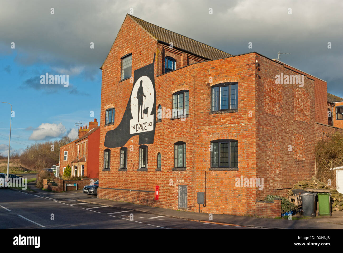 Alte Schuhfabrik in Bozeat, Northamptonshire; einmal aber jetzt umgewandelt in Wohnnutzung von Drage und Co laufen. Stockfoto