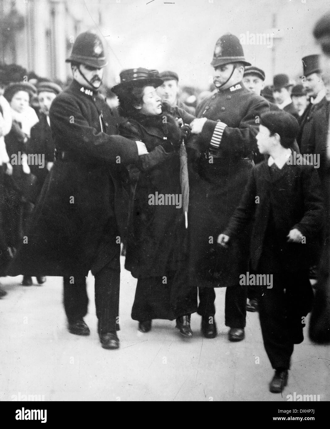 SUFFRAGETTEN verhaftet im Jahr 1906 nach verketten sich auf Geländer des Buckingham Palace Stockfoto
