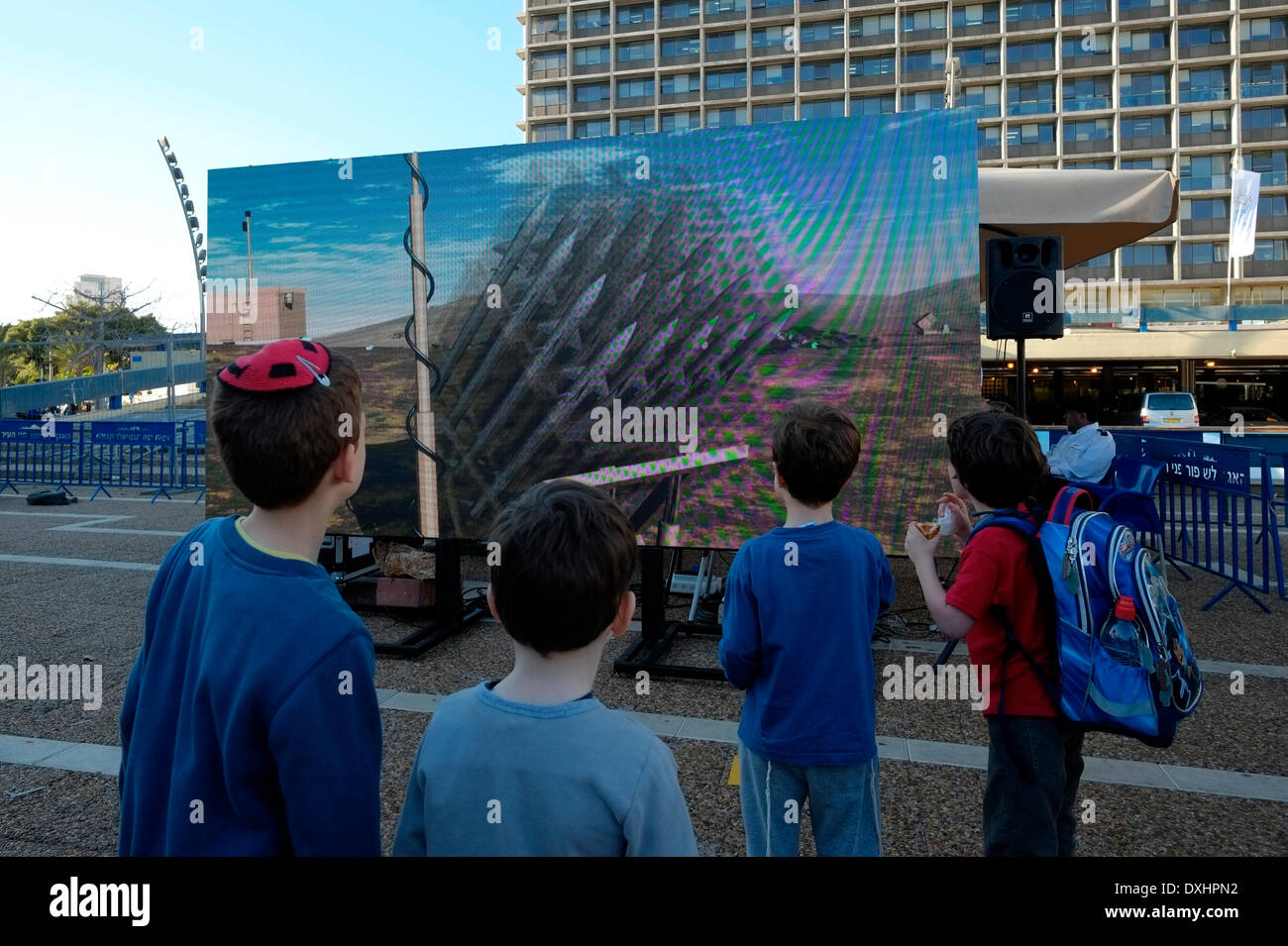 Israelische Kinder, die einen Film über den Eisernen Dom, ein intelligentes System von Gegen-Raketen auf einer Wissenschaftsausstellung auf dem Rabin Platz während des Nationalen Wissenschaftstages in Tel Aviv Israel am 26. März 2014 anschauen. Universitätscampus und Museen im ganzen Land halten besondere Veranstaltungen während des Science Day. Die Gemeinde Tel Aviv, verwandeln ihren Hauptplatz im Zentrum der Stadt in den Ort eines riesigen Wissenschaftsmessen. Stockfoto