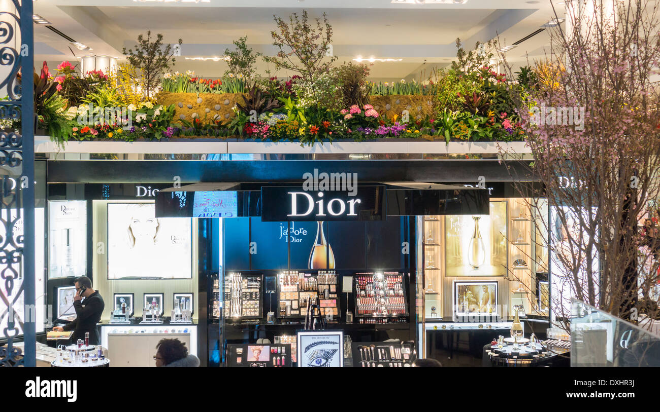 Flaggschiff-Kaufhaus Macys am Herald Square in New York ist bei Macy's Flower Show mit Blumenarrangements geschmückt. Stockfoto