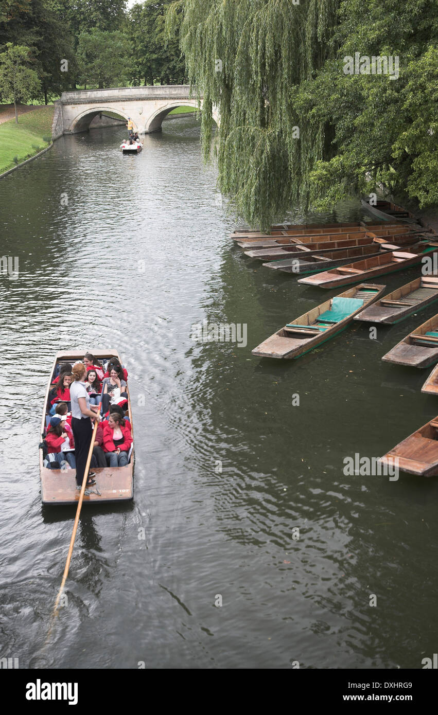 Eine Schulgruppe von Studenten in einem Punt-Boot auf dem Fluss Cam, Cambridge, England Stockfoto