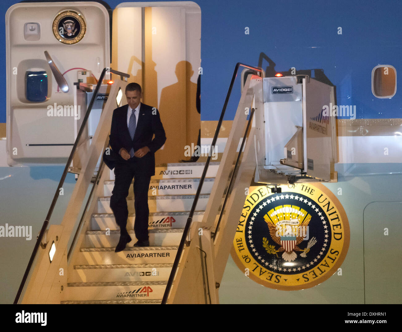 Rom, Italien. 26. März 2014. Präsident Barack Obama kommt am Flughafen Fuimicino, Rom vor seinem Treffen mit Papst Francis. 26.03.14 Kredit: Stephen Bisgrove/Alamy Live-Nachrichten Stockfoto