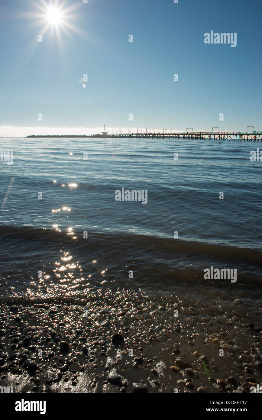 White Rock, British Columbia, Pier mit Wasser im Vordergrund, Strand, Sonne, Sekt auf dem Wasser Stockfoto
