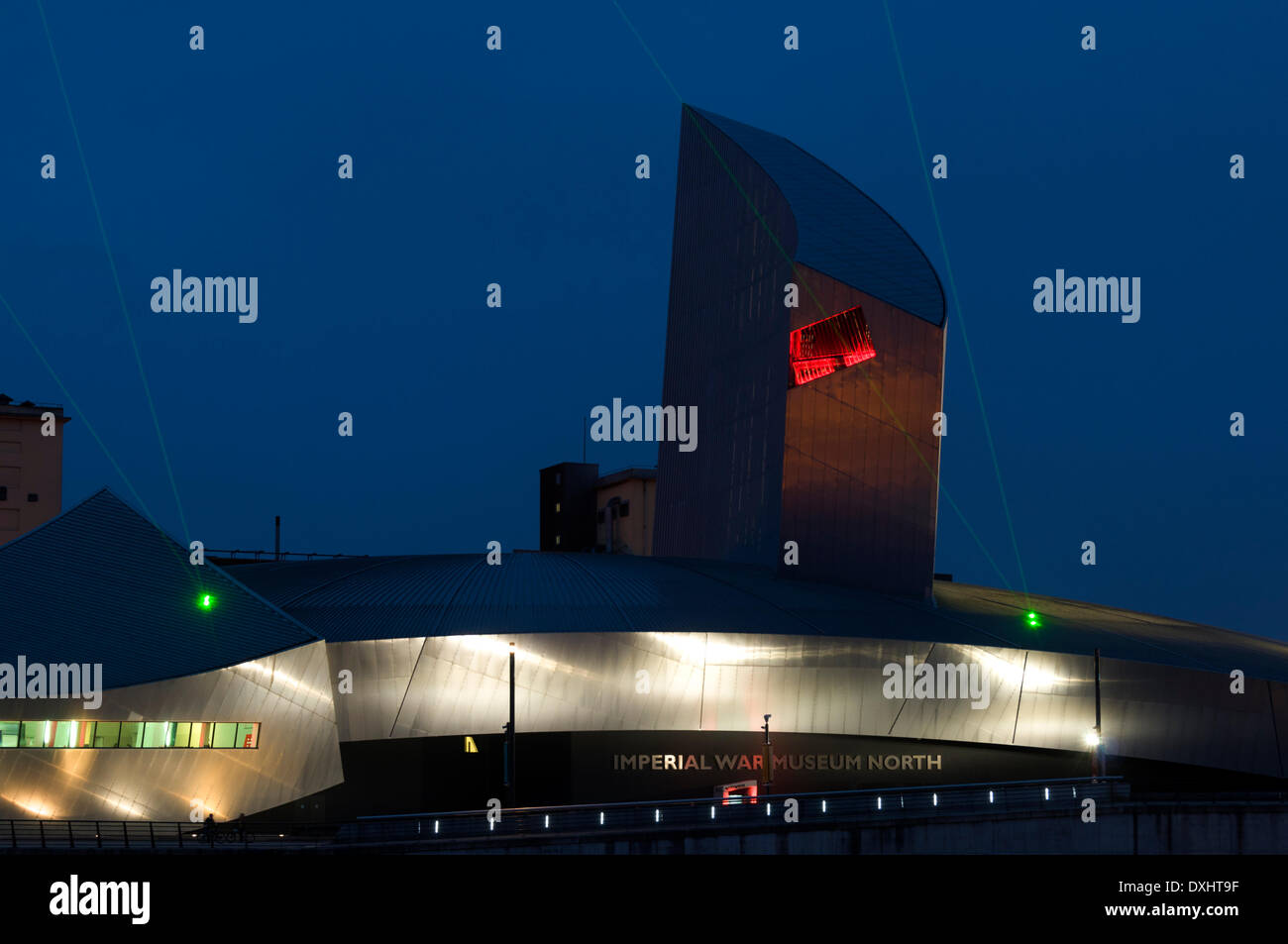 "Vielen Dank", eine temporäre Laser Display von Craig Morrison die strahlte die Worte "Thank You" im Morse-Code zu Ehren von Alan Turing, der Männer und Frauen, die in den beiden Weltkriegen diente.  Die Balken sind aus dem Lowry Centre an der Imperial War Museum North projiziert.  Salford Quays, Manchester, England, UK Stockfoto