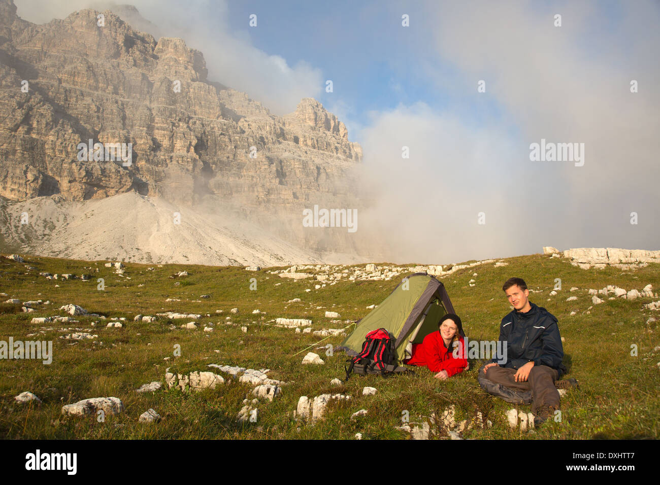 Junge Menschen beim Wandern in den Bergen mit Exemplar camping Stockfoto